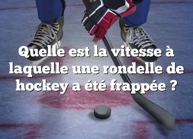 Quelle est la vitesse à laquelle une rondelle de hockey a été frappée ?